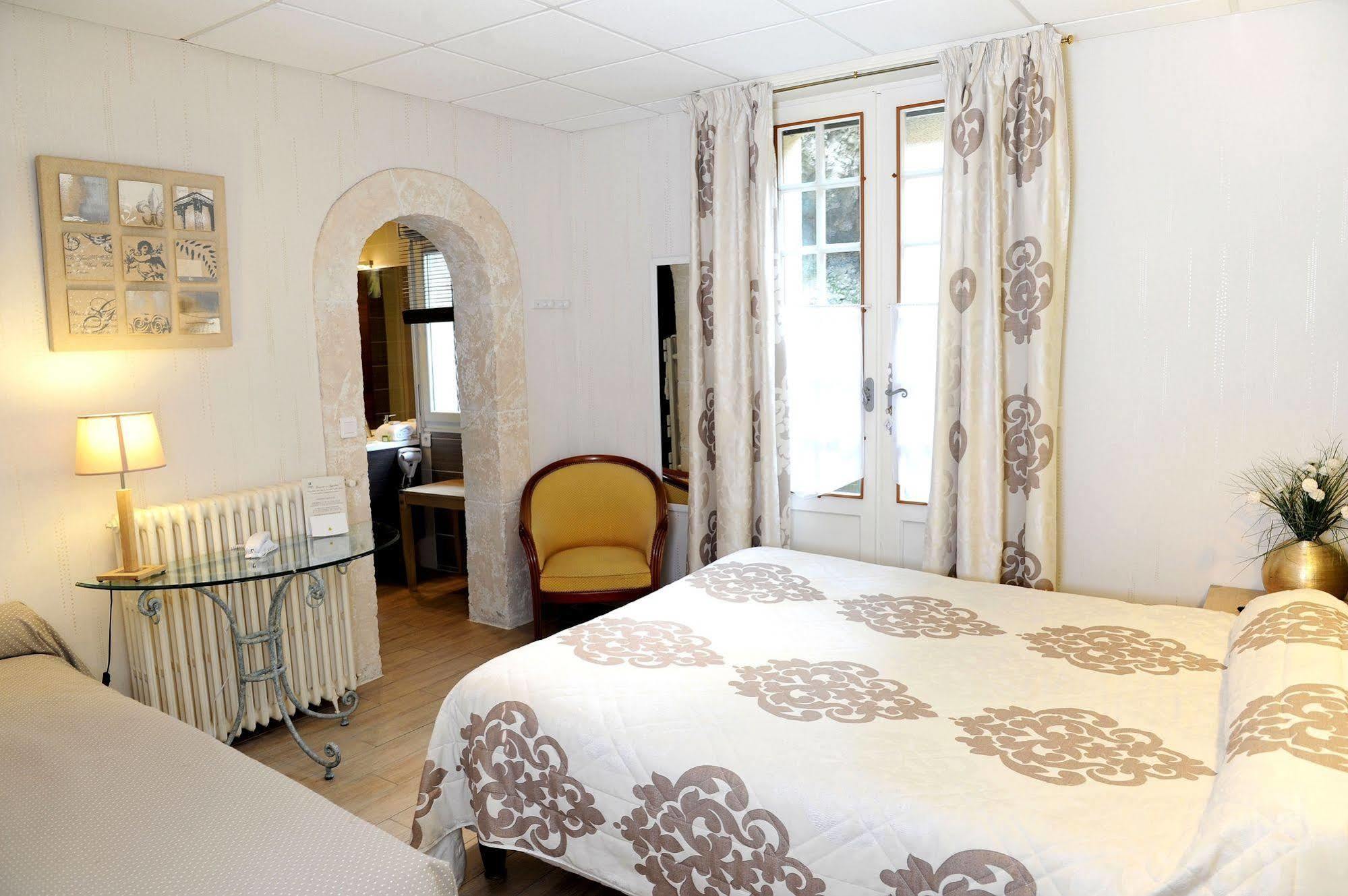 Logis Hotel L'Ayguelade Bielle Esterno foto