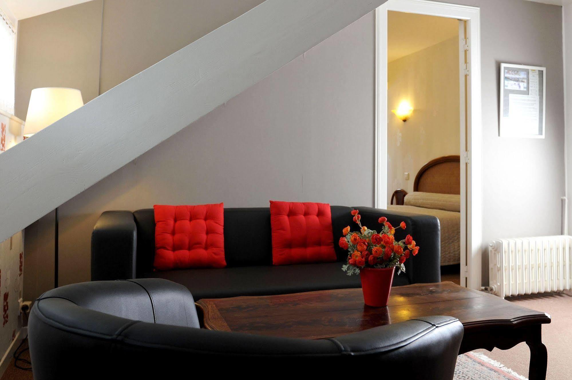 Logis Hotel L'Ayguelade Bielle Esterno foto