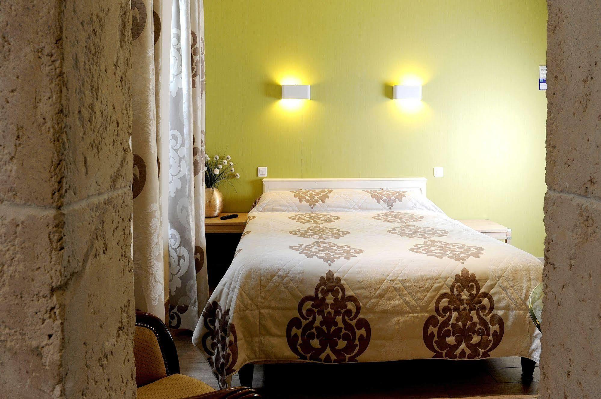 Logis Hotel L'Ayguelade Bielle Esterno foto