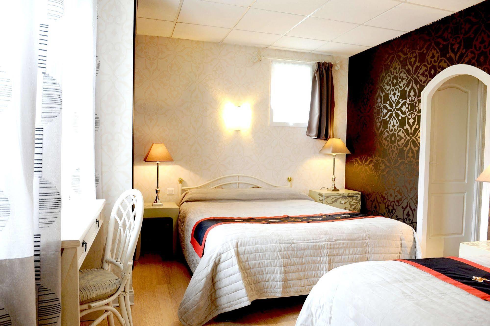 Logis Hotel L'Ayguelade Bielle Esterno foto