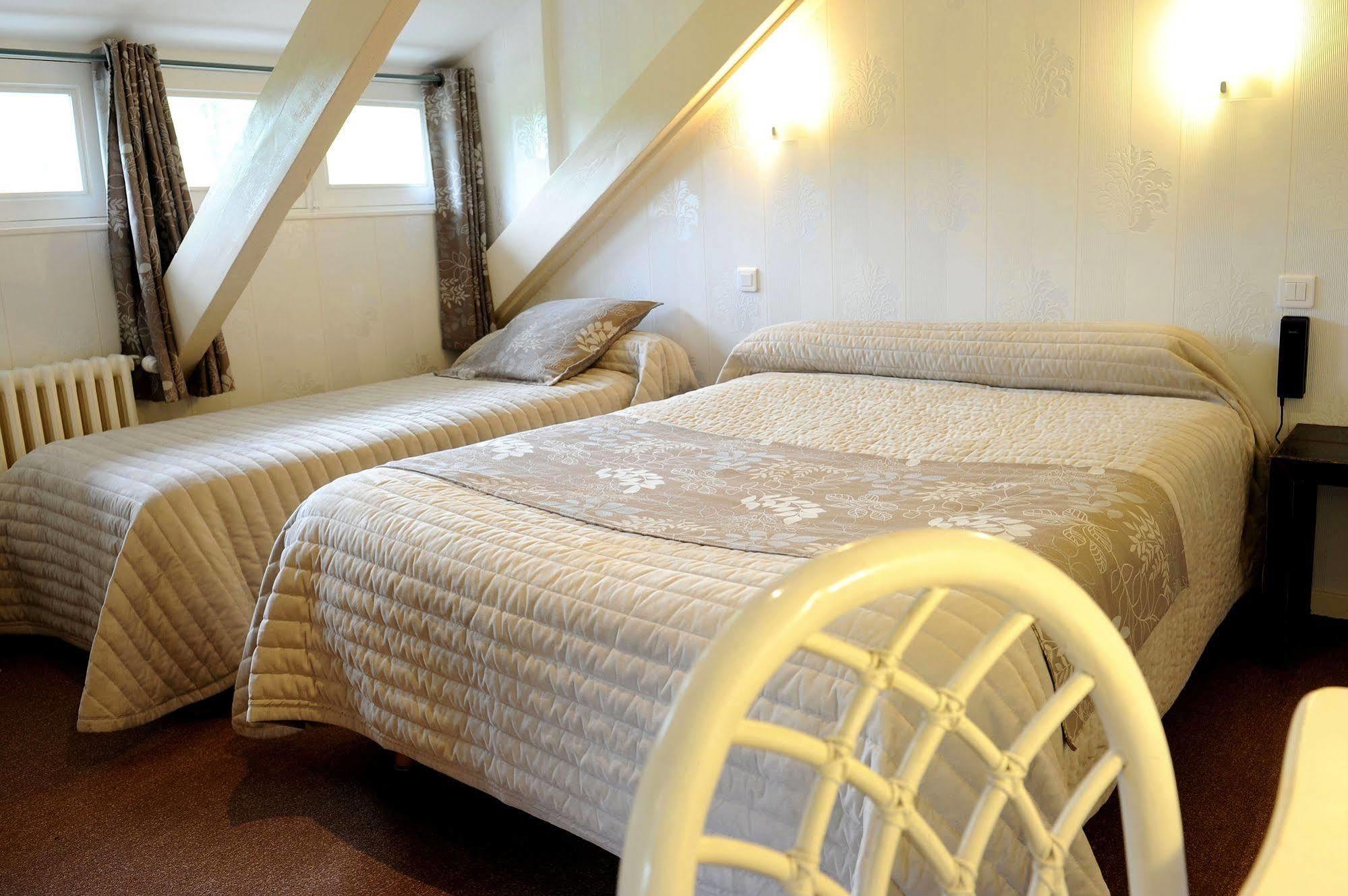 Logis Hotel L'Ayguelade Bielle Esterno foto