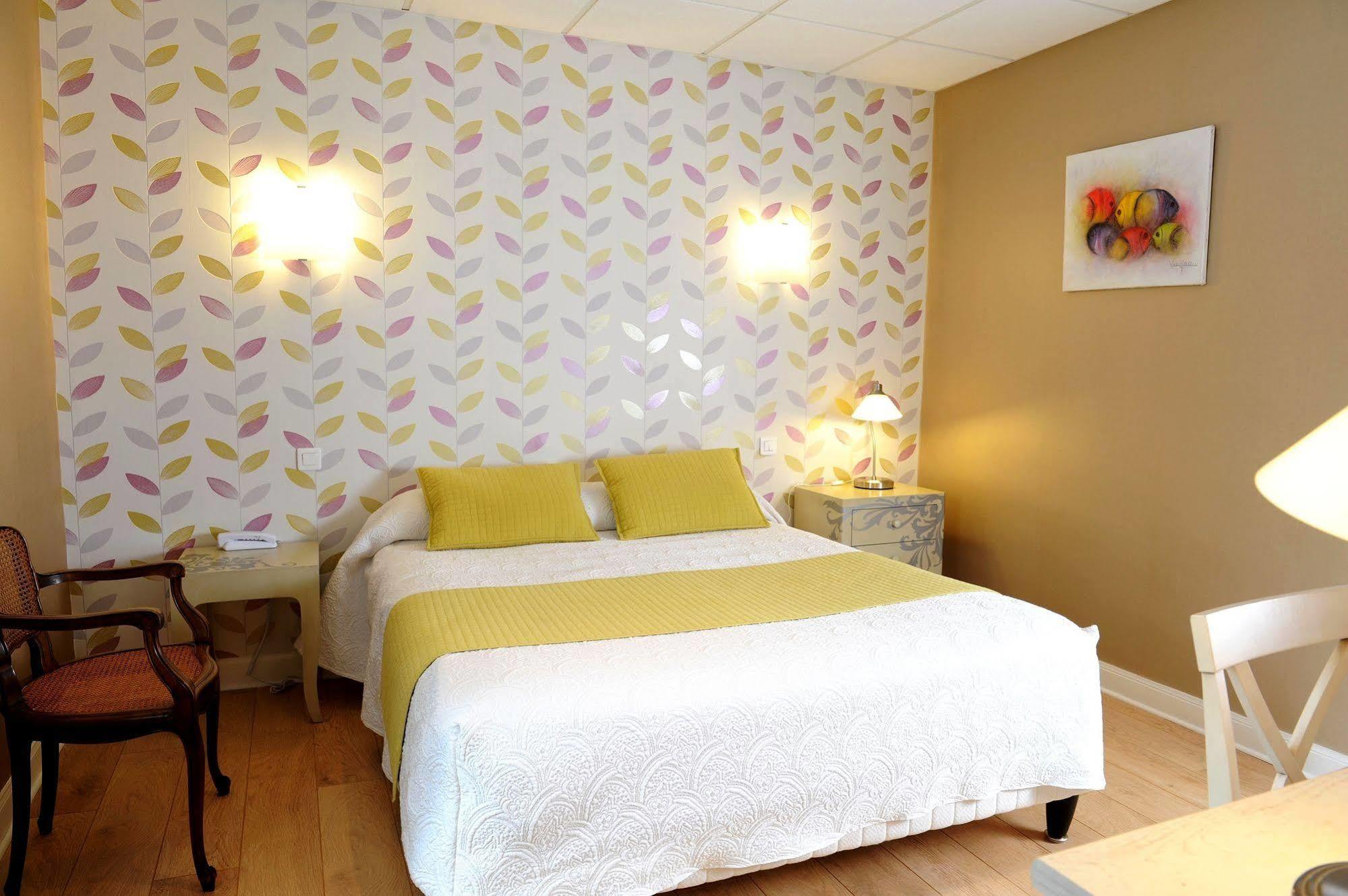 Logis Hotel L'Ayguelade Bielle Esterno foto